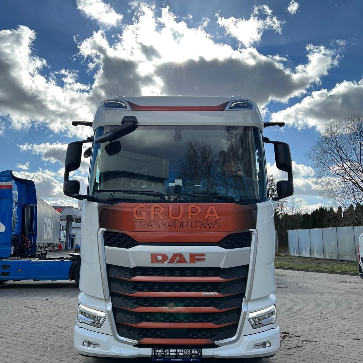 Wydruk wielkoformatowej grafiki na folię — realizacja dla firmy Grupa Transportowa